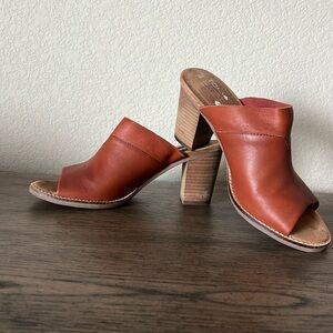 Tom’s open toe leather heel